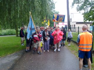 Przygotowanie się wyjścia – ostatnie wskazówki udzielane porządkowemu Mariuszowi przez ks. Sławka